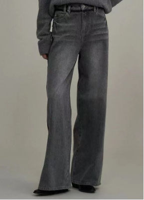 Loose-fit wide-leg design with a mid-high waist