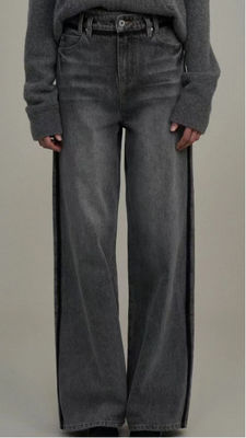 Loose-fit wide-leg design with a mid-high waist