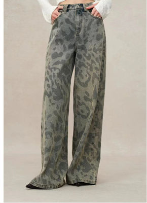 Street-style wide-leg fit with a mid-high waist