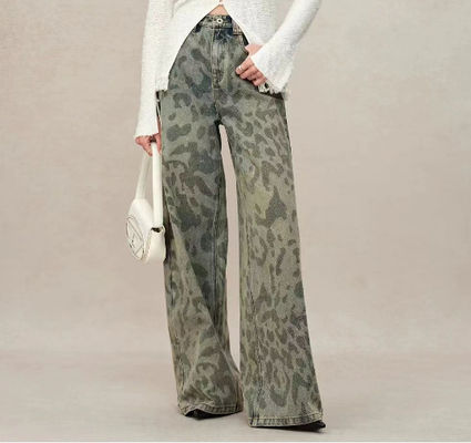 Street-style wide-leg fit with a mid-high waist