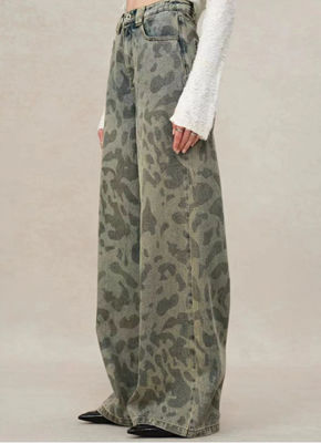 Street-style wide-leg fit with a mid-high waist