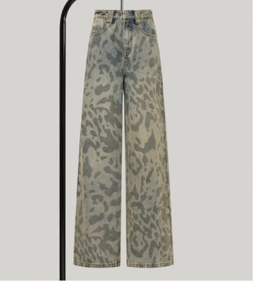 Street-style wide-leg fit with a mid-high waist